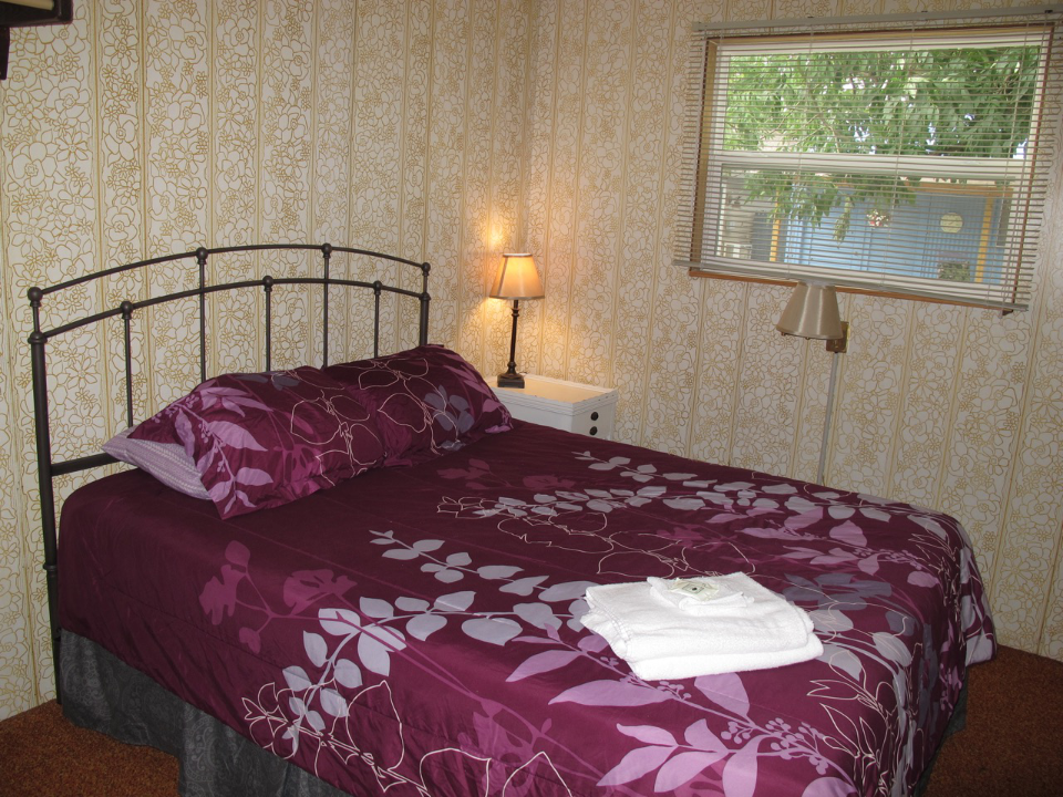 Vintage Cottage Queen size bed